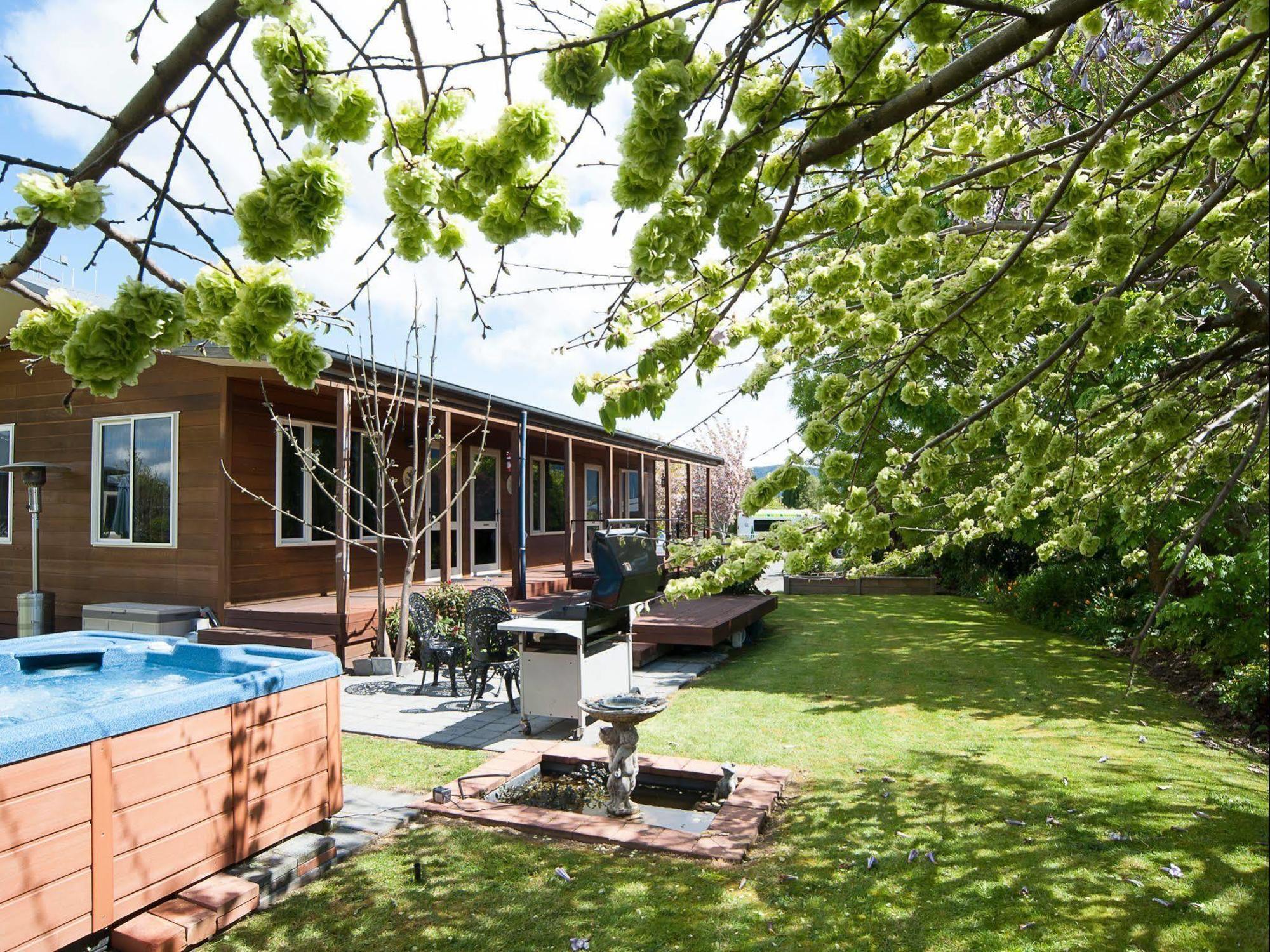 Blue Ridge Studios And Bed & Breakfast Te Anau Exterior photo